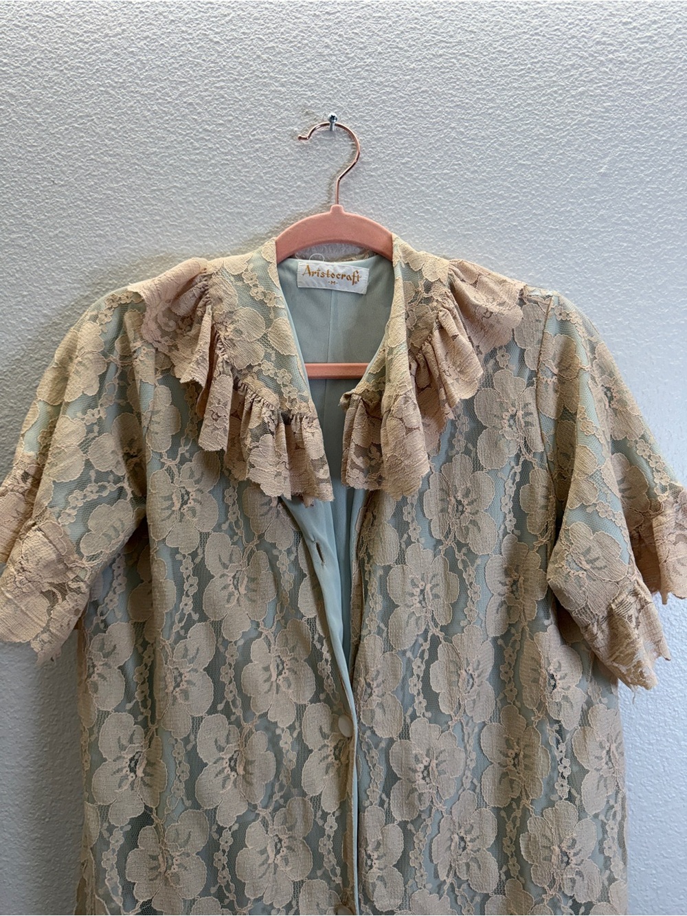Vintage-Inspired Lace Robe in Beige with Mint Lining - Picture 2 of 7